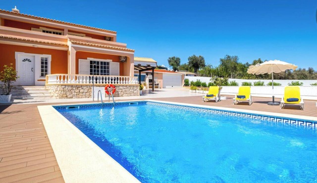 Villa with BBQ, comfort and pool in Galé in Albufeira