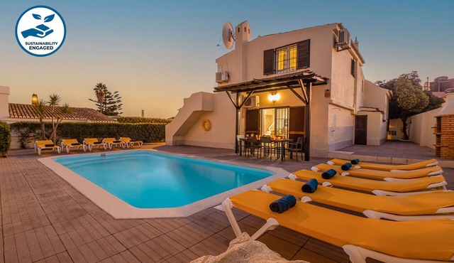 Villa with pool and BBQ in Oura