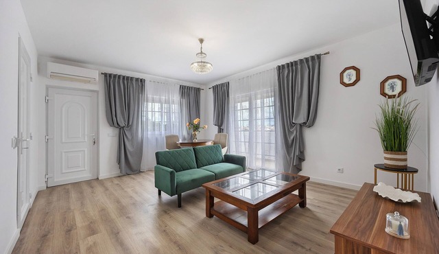 'Vista Serra - Suite' Room with Shared Pool, Wi-Fi & Air Conditioning