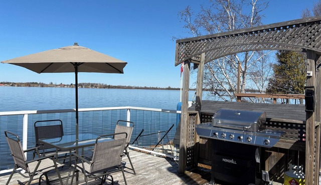 Waterfront Cottage - Fire Pit, Dock, 1Hr from Toronto, Stunning Sunset in Scugog