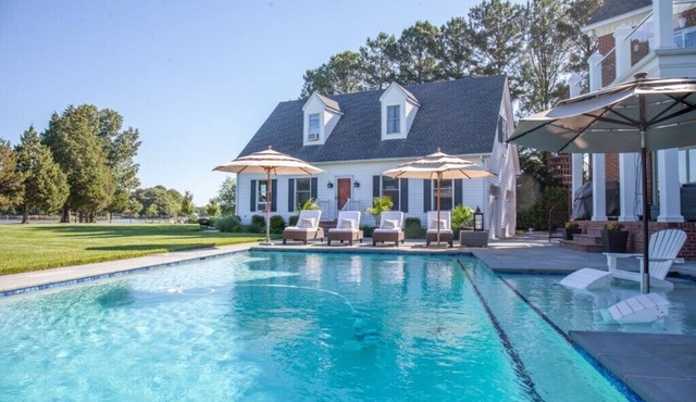 Waterfront Cottage, Private Hot Tub, Fire Pit, Pool - perfect Romantic Getaway in Easton
