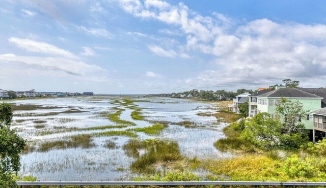 Waterfront Oasis: Perfect 5 Bedroom Beach Getaway with Amazing Inlet Views in Garden City Beach