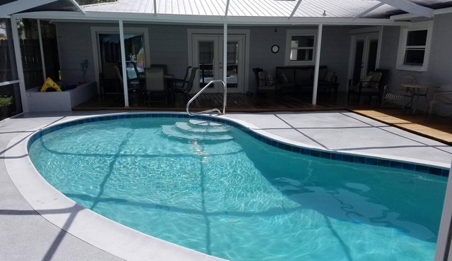 Waterfront Oasis w/Heated Pool & Tiki Bar-kayaks-close to springs-we have some open weekends in June 2026! in Crystal River