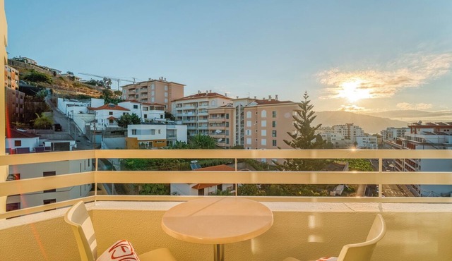 Your Relaxing Getaway Awaits! Mountain View, Breakfast, Onsite Spa & Pool!