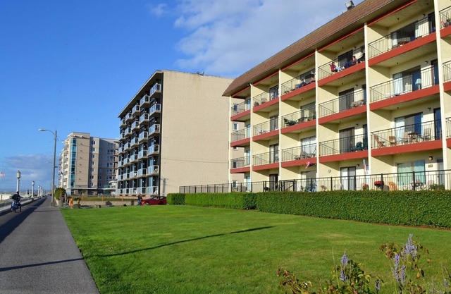 Oceanfront 4th floor, Balcony with Spectacular Ocean Views in Seaside