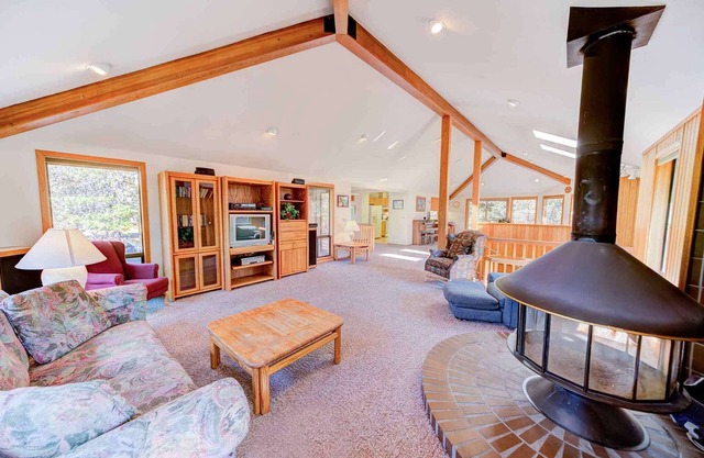 Spacious, unique reverse-living home w/ private deck+hot tub. FREE pool/water pa in Sunriver