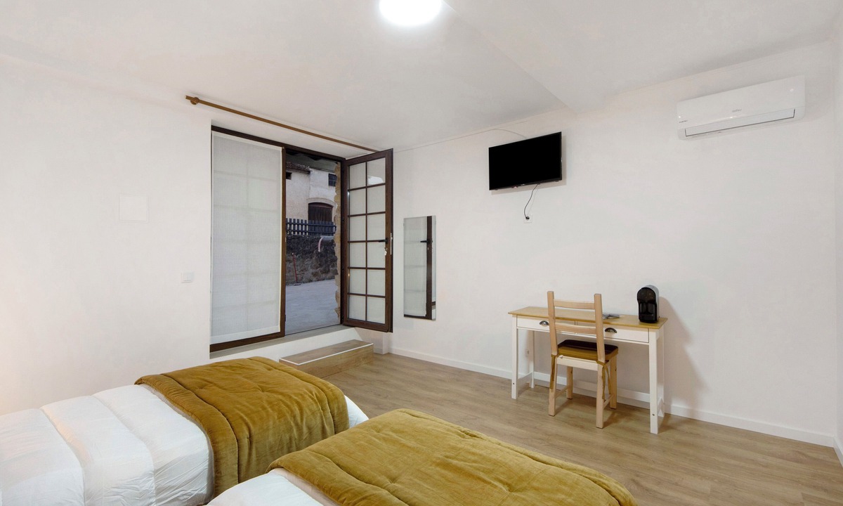 Coimbra Apartment | Room 'Quarto 3 Rc - Quinta Df' with Mountain View, Wi-Fi and Air Conditioning