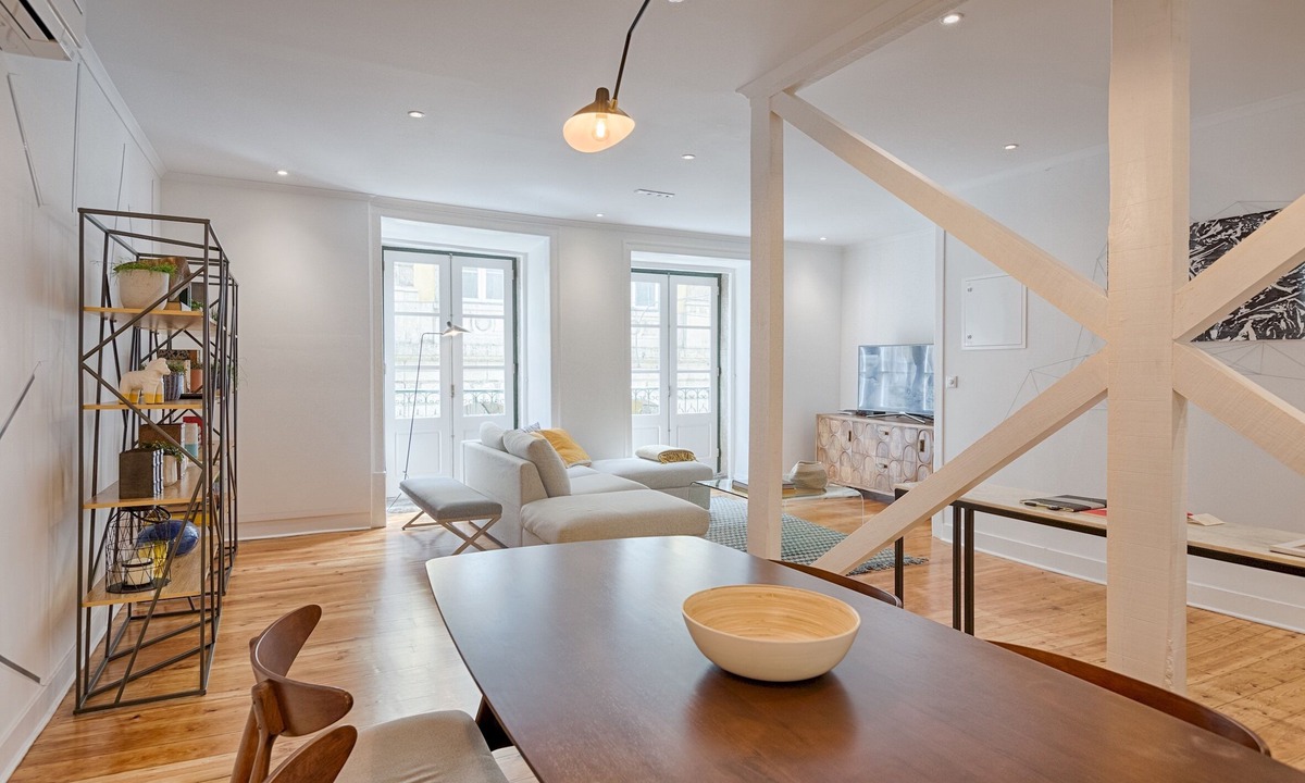 Misericordia Apartment | Architectural Gem in Bica