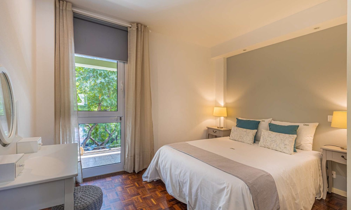 Santa Maria Maior Apartment | ☀️One bedroom Downtown apartment with Balcony, by Farmers' Market in Zona Velha (Downtown)!