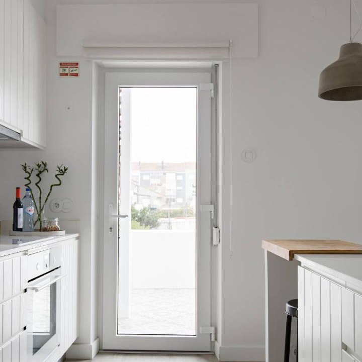 Palhais Apartment | Cozy apartment with terrace - 20 min to Lisbon
