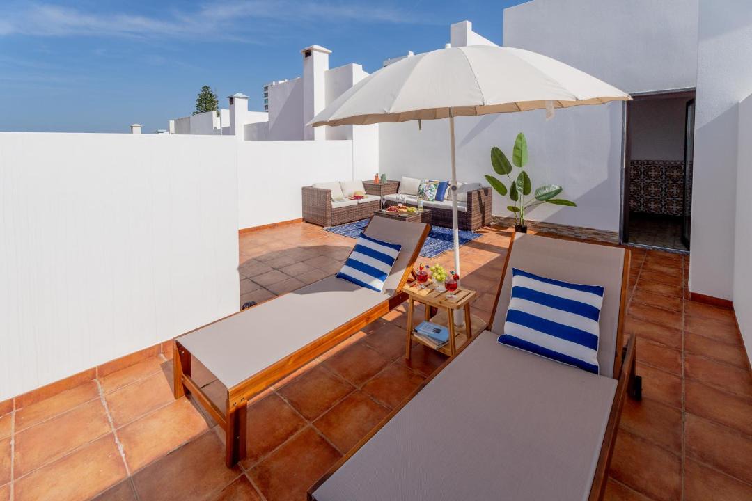 Praia de Santa Cruz Villa | Moradia São João-Spacious Beachfront Villa