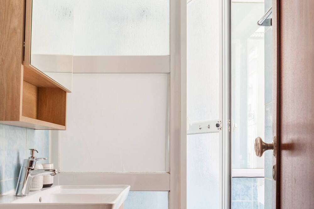 Photo of Bathroom in Linda-a-Velha