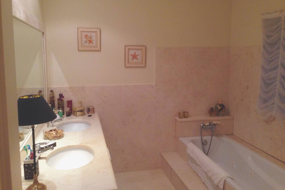 Photo of Bathroom in Venade