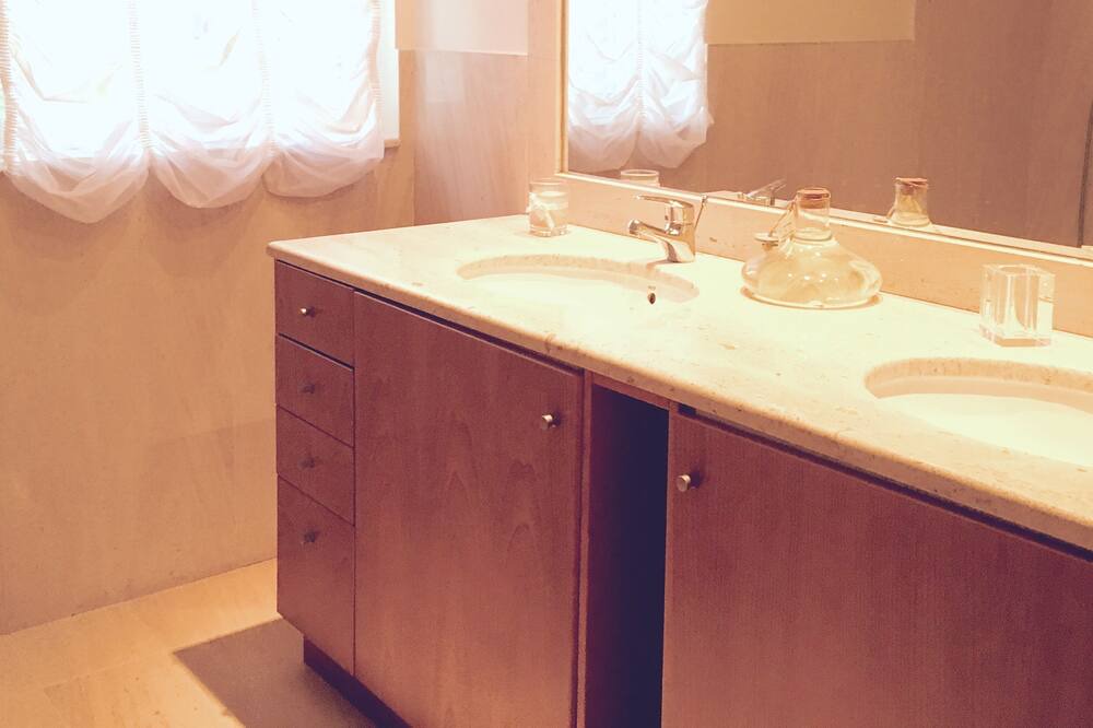Photo of Bathroom in Venade