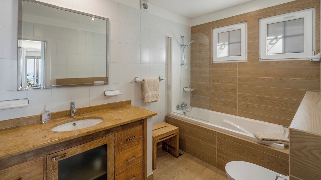 Photo of Bathroom in Garajau