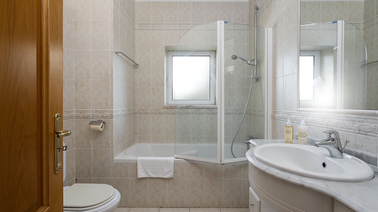 Photo of Bathroom in Meia Praia