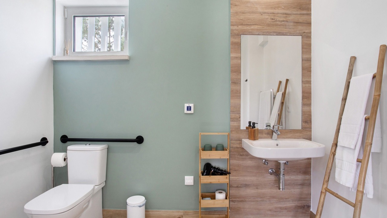 Photo of Bathroom in Raposos