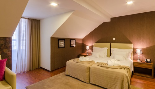 Standard Triple Room (Chiado View)