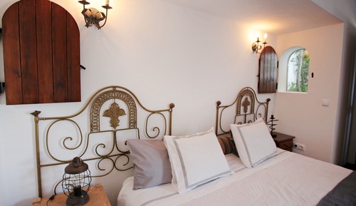 Classic Suite, 1 Queen Bed, Garden Area