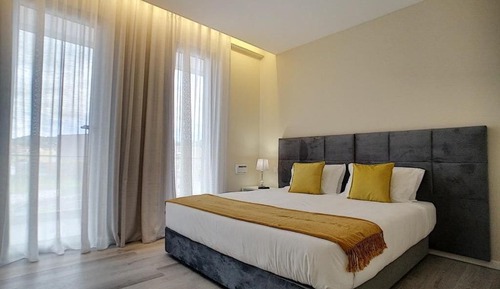 Family Room, 2 Large Twin Beds and 1 Queen Bed