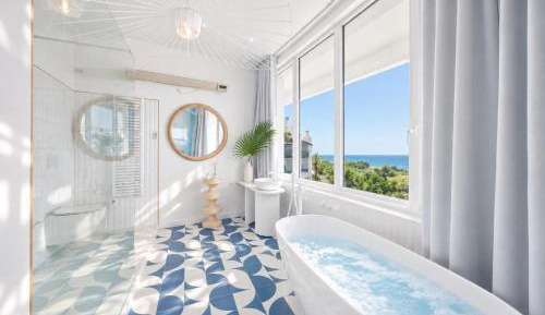 Deluxe One-Bedroom Apartment with Ocean View