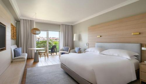Guest room, 1 King, Golf view