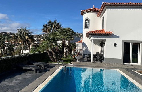 Sao Roque Apartment | Funchal Apt- Sleeps 2 - Pool & Parking - Madeira