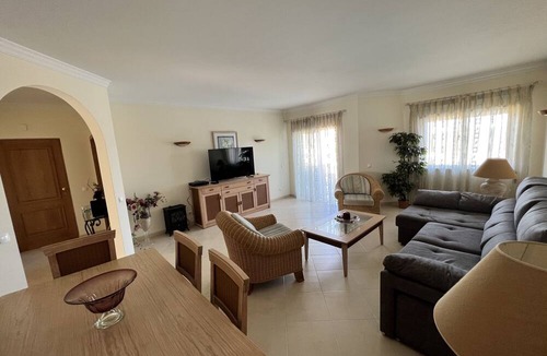 Portimao Apartment | This place spells H-O-L-I-D-A-Y. Beautiful 2 bed apartment overlooking the pool