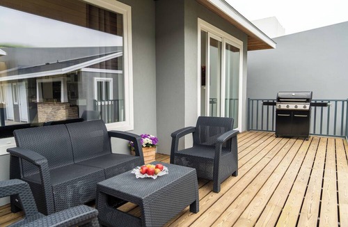 Vila Franca do Campo House | Casa de Férias Confortável com Piscina e Churrasqueira, a 5 min da Praia