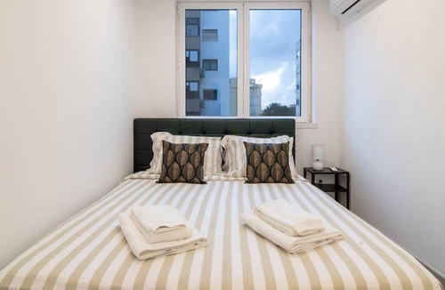 Paco De Arcos Apartment | Stylish Apartment W/River View by LovelyStay