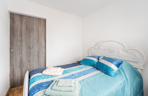 Esposende Apartment | Retro-modern retreat in Esposende