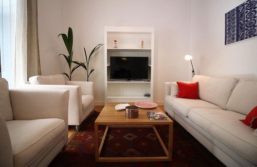 Baixa Apartment | Beautiful 2BR/2BR Apartment w/Elevator in Baixa