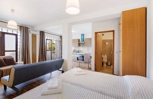 Colares Apartment | Studio Apartment 'Estúdio Alto Da Praia' with Sea View, Shared Pool and Wi-Fi