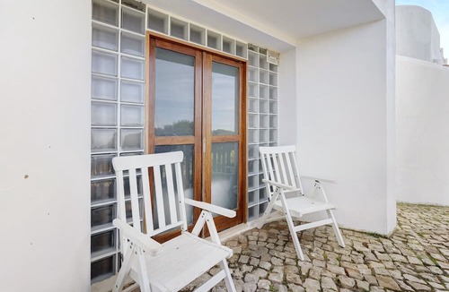 Colares Apartment | Studio Apartment 'Estúdio Alto Da Praia' with Sea View, Shared Pool and Wi-Fi