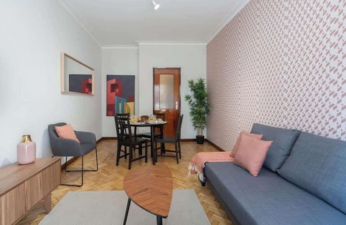 Cedofeita Apartment | Prized Spacious Flat | Balcony by HostWise
