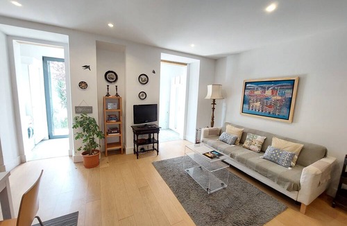 Penha de Franca Apartment | Apart. with private garden - central location/3 metro stops to historic center