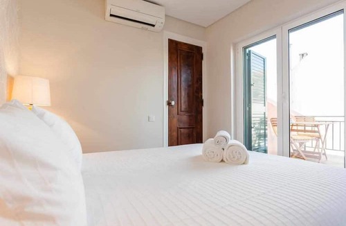 Merces Apartment | Charming Flat with A/C & Terrace in Príncipe Real