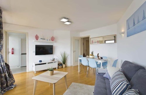 Leixões Apartment | Amazing Comfy Flat w/Balcony by HostWise
