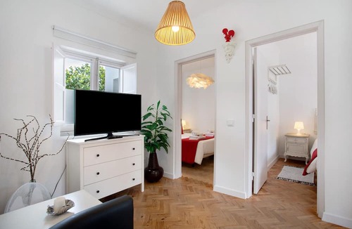 Colares Apartment | Apartment 'Páteo Da Várzea 4' with Shared Garden and Wi-Fi Access