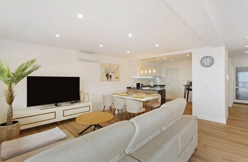 Gaula Apartment | 'View Suite' Room with Mountain View, Wi-Fi and Air Conditioning