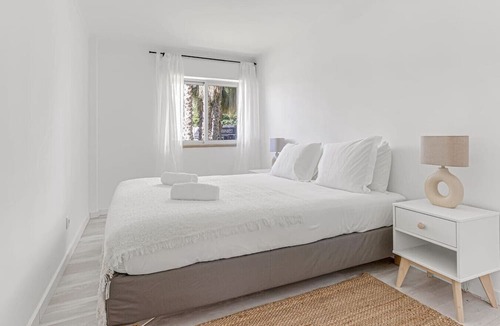 Linda-a-Velha Apartment | Bright Algés Apartment by Lisbeyond