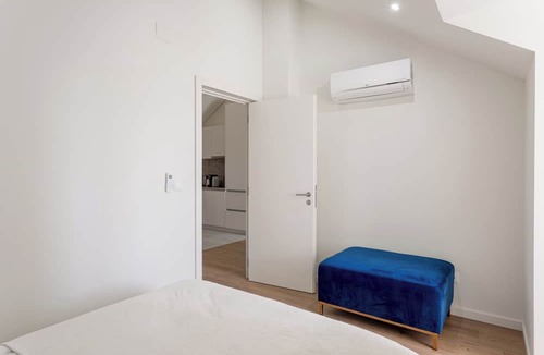 Linda-a-Velha Apartment | Modern 2-Bed Apartment near Belém with AC