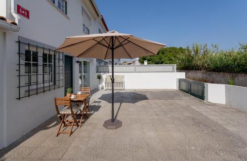 Praia de Santa Cruz Apartment | Casa do Ze Grande - Private Patio with BBQ