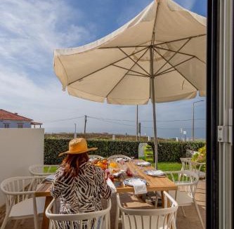 Praia de Santa Cruz Villa | Moradia São João-Spacious Beachfront Villa