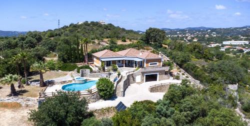 Sao Bras de Alportel Villa | Villa Topázio - 4 Bedrooms, Private Pool, Jacuzzi, Airco & Sea Views!