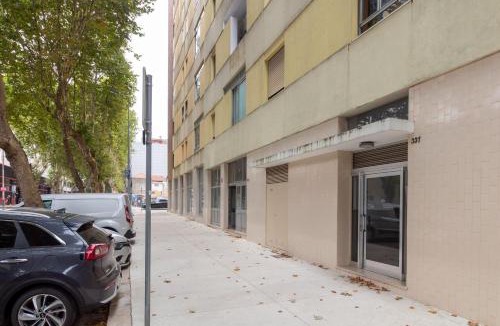 Aldoar Apartment | Coastal 2BR Near Metro with AC by LovelyStay