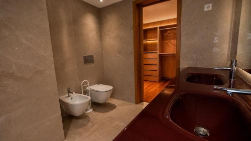 Gualtar Villa | Mansion with Swimming Pool, Pool Table & GrillArea