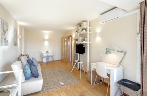 Alto do Pina Apartment | Olaias Modern with Garage by Homing