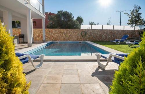 Portimao Villa | Luxury Vau Beach Villa with Private Heated Pool