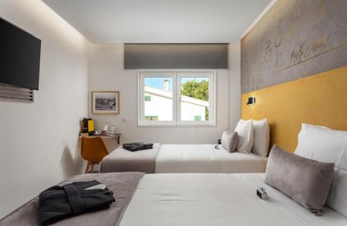 Linda-a-Velha Bed & Breakfast | Porta 30